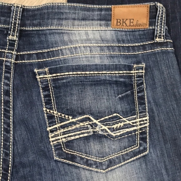BKE DENIM SABRNA DarkWash Embroidered PicketStraight Leg Crops size 32 - Picture 10 of 11